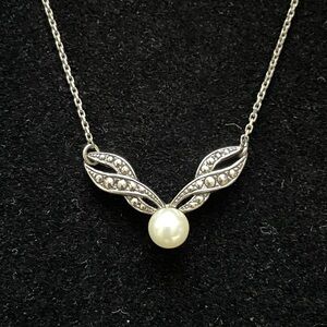 ✨Vintage Avon Silver Wing Necklace with Pearl✨Preloved